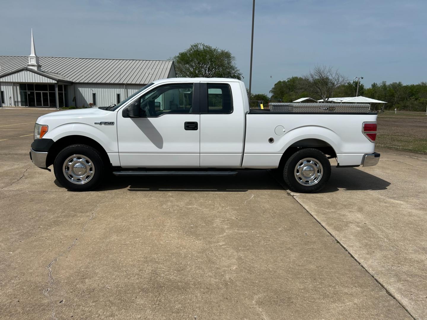 2014 White /Gray Ford F-150 XL SuperCab 6.5-ft. Bed 2WD (1FTEX1CM2EK) with an 3.7L V6 DOHC 24V engine, 6-Speed Automatic transmission, located at 17760 Hwy 62, Morris, OK, 74445, (918) 733-4887, 35.609104, -95.877060 - Photo#7